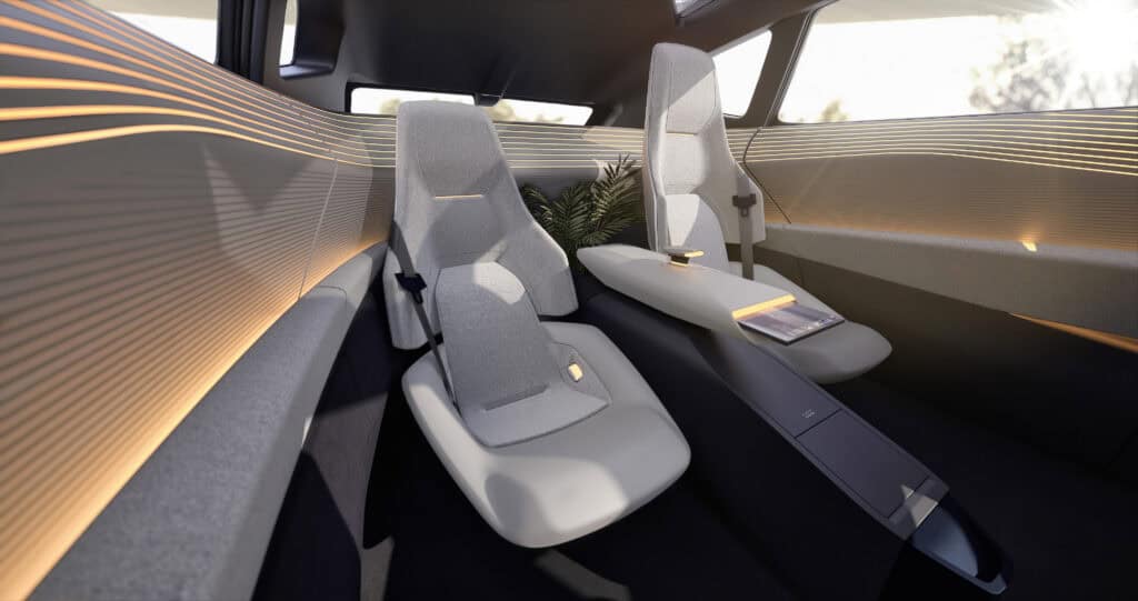 המושבים האחוריים ב-ID.CODE, מושבים גדולים שניתן להשעין לאחור כשבינהם קונסולה עם מסך מגע