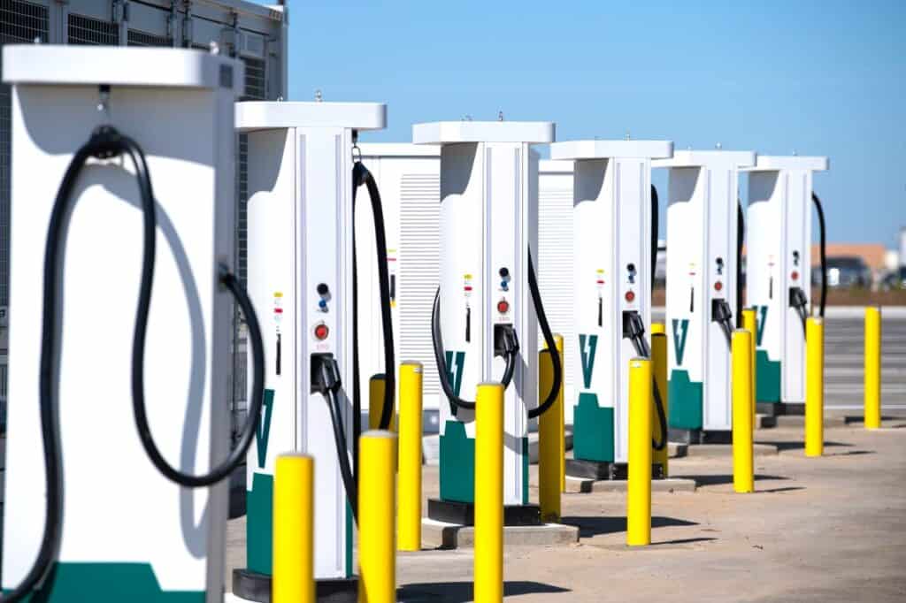 עמדות טעינה סופר מהירות של חברת WattEV בתחנה בקליפורניה