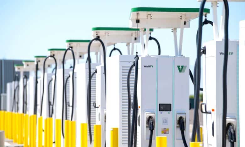עמדות טעינה סופר מהירות של חברת WattEV בתחנה בקליפורניה