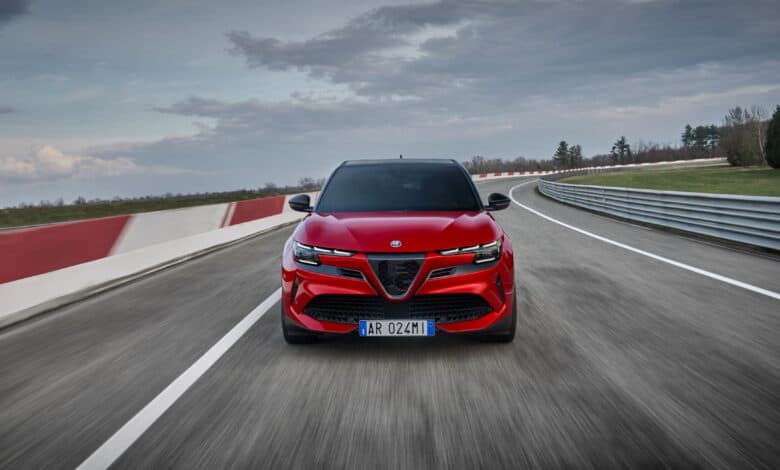 אלפא רומיאו ג׳וניור ולוצ׳ה חשמלית על המסלול