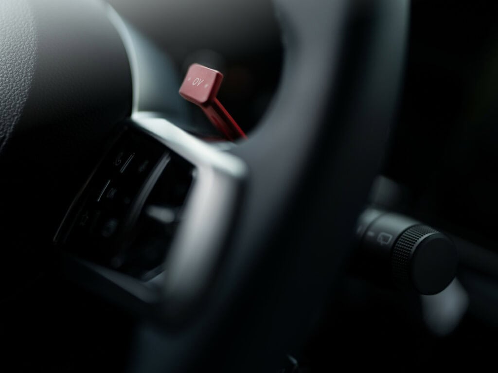 כפתור אוברטייק אדום על ההגה באלפיין A290 החשמלית