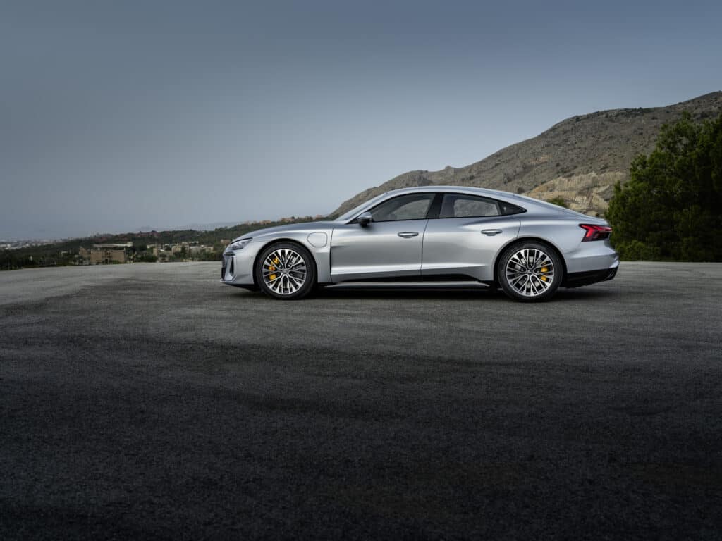 מבט צד על אאודי אי-טרון GT גרסת 2024