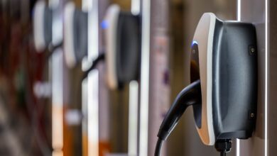 מספר עמדות טעינה לרכב חשמלי מותקנות על קיר בחניה