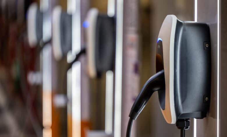מספר עמדות טעינה לרכב חשמלי מותקנות על קיר בחניה