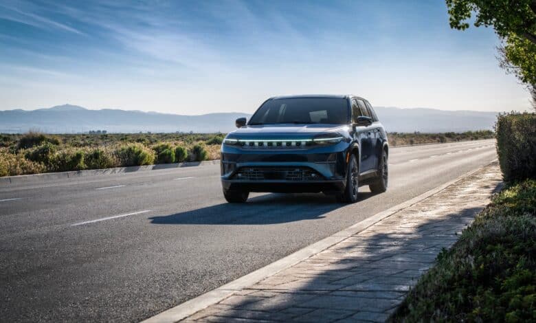 ג׳יפ וואגוניר S חשמלי על הכביש