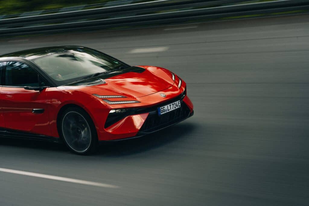 מבט קדמי על לוטוס אמיה החשמלית