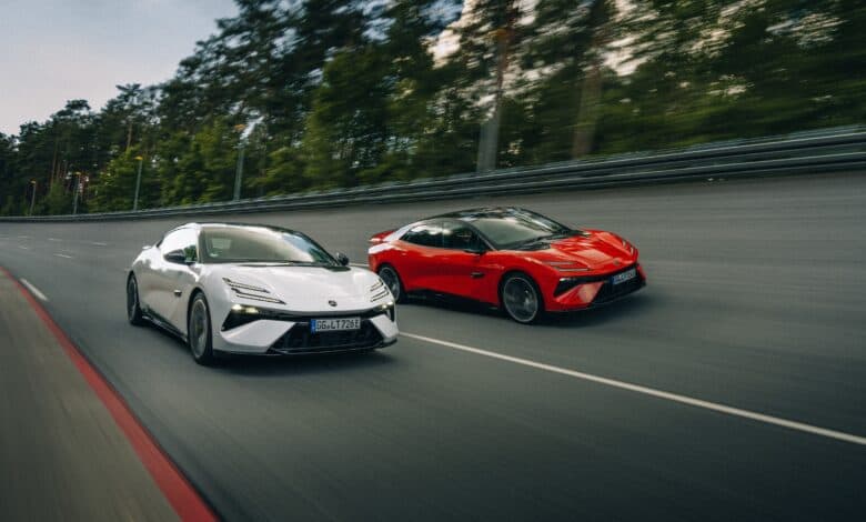 שני רכבי לוטוס אמיה על המסלול