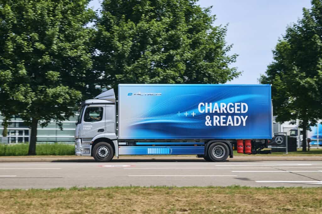 מבט צד על המשאית החשמלית של מרצדס