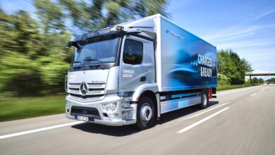 משאית חשמלית מרצדס eActros בצבע כחול בנסיעה על כביש בינעירוני