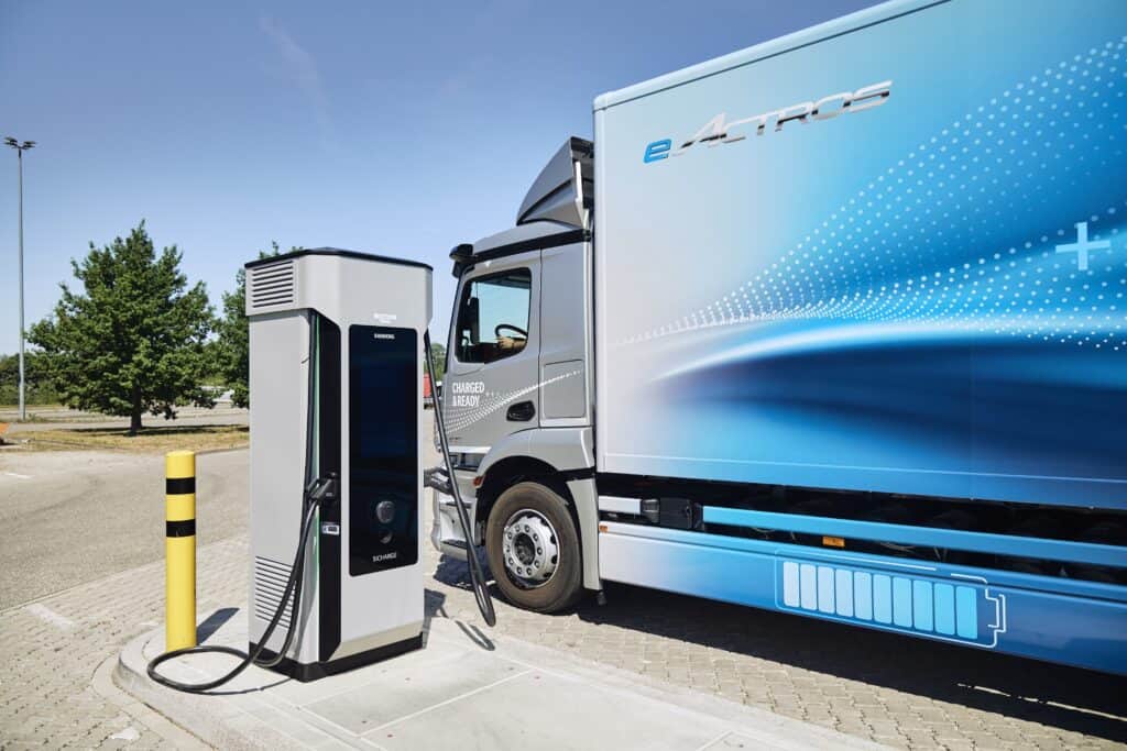מרצדס eActros לצד עמדת טעינה מהירה