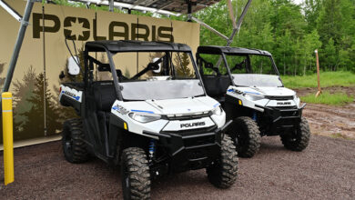 רכבי פולאריס מחוברים לעמדת טעינה בשטח