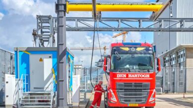 משאית חשמלית מחוברת לעמדת הטעינה MCS של חברת Shell