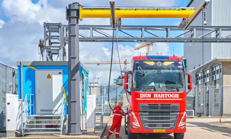 משאית חשמלית מחוברת לעמדת הטעינה MCS של חברת Shell