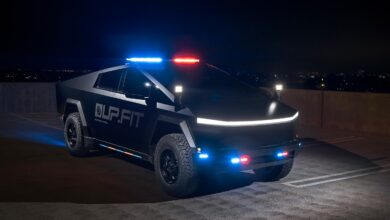 טסלה סייברטראק בצבע שחור מצויד בציוד משטרתי ותאורה בצבע אדום כחול