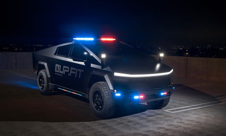 טסלה סייברטראק בצבע שחור מצויד בציוד משטרתי ותאורה בצבע אדום כחול