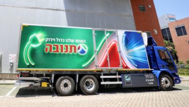 משאית חשמלית וולוו FE בקו חלוקה של תנובה