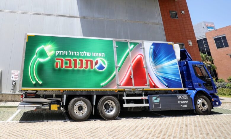 משאית חשמלית וולוו FE בקו חלוקה של תנובה