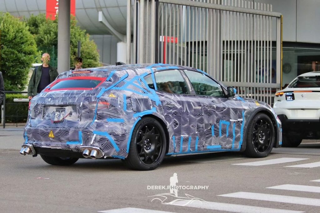 הדגם החשמלי של פרארי נתפס בעדשה עם מדבקת הסוואה