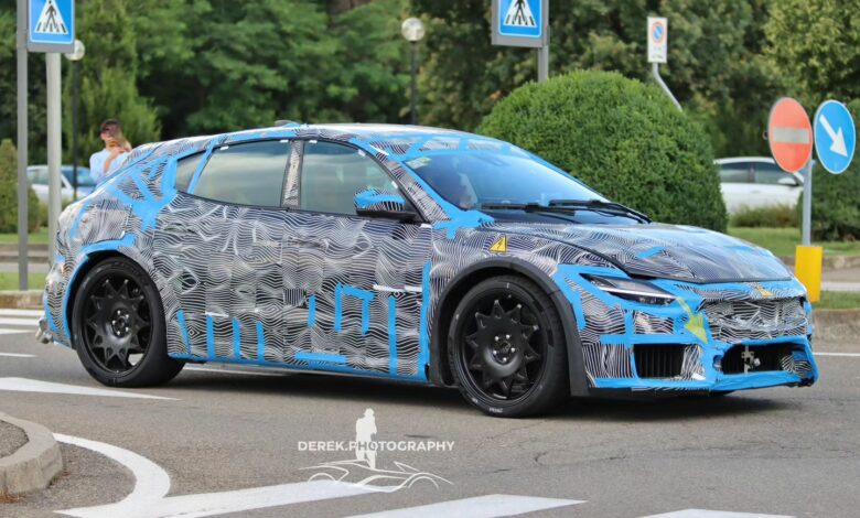 הדגם החשמלי של פרארי נתפס בעדשה עם מדבקת הסוואה