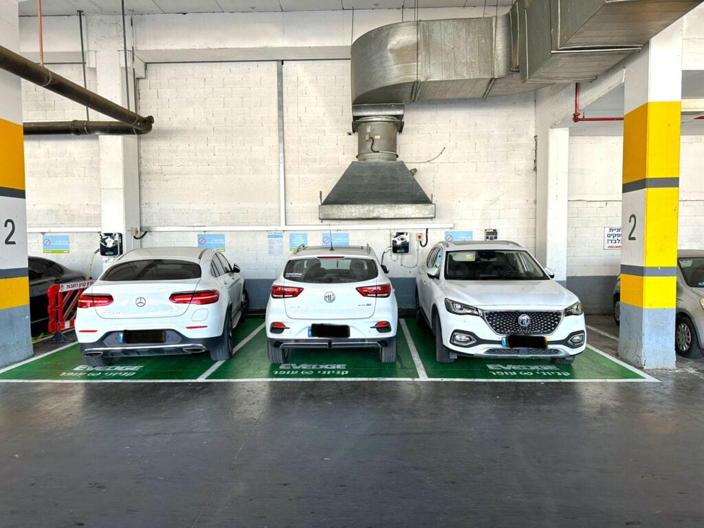 רכבים מחוברים לעמדות טעינה במתחם הטעינה בקניון ברחובות