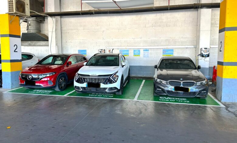 עמדות טעינה לרכב חשמלי בחניון התחתון של קניון עופר ברחובות