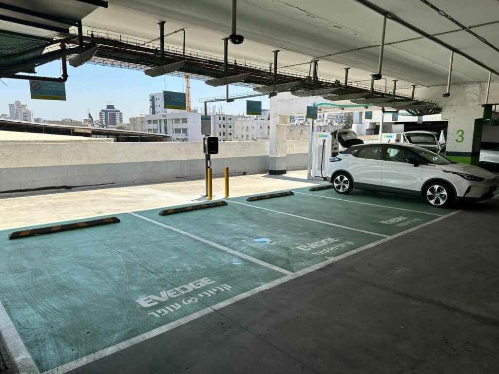 רכב ג׳ילי גיאומטרי C מחובר לעמדת טעינה אולטרה מהירה בחניון