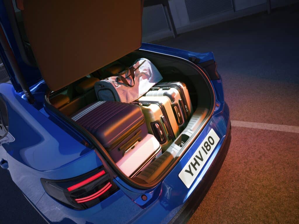 תא המטען של פורד קפרי חשמלי עמוס במזוודות ותיקים