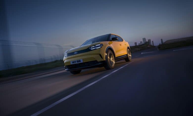 פורד קפרי חשמלית בנסיעה על כביש