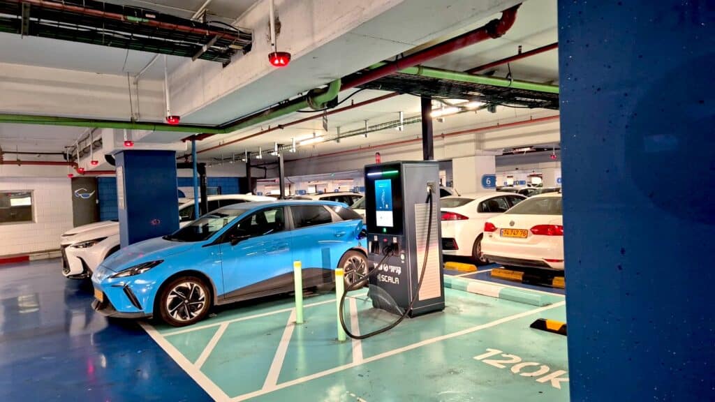 רכב חשמלי מסוג MG4 מחובר לעמדת טעינה מהירה בחיפה
