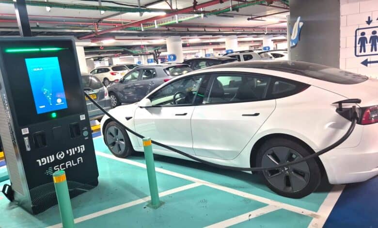 טסלה מודל 3 מחוברת לעמדת טעינה מהירה בגרנד קניון בחיפה