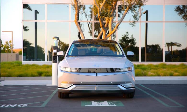 מבט קדמי על יונדאי איוניק 5 מחוברת לעמדת טעינה בחניה יעודית