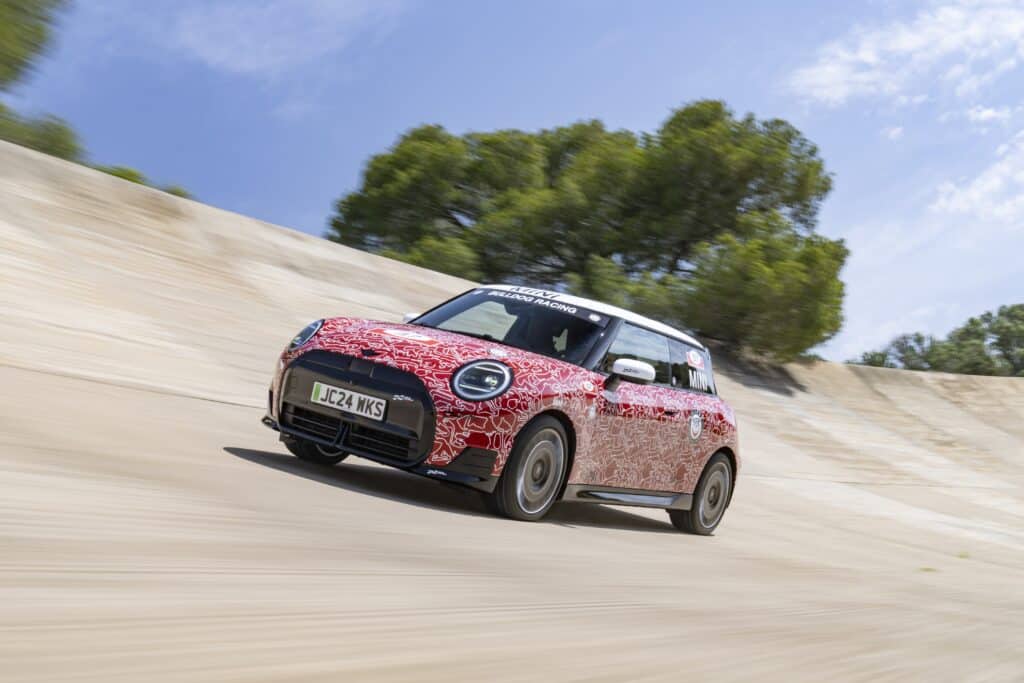 מיני ג׳ון קופר חשמלית על מסלול המירוצים בגודווד