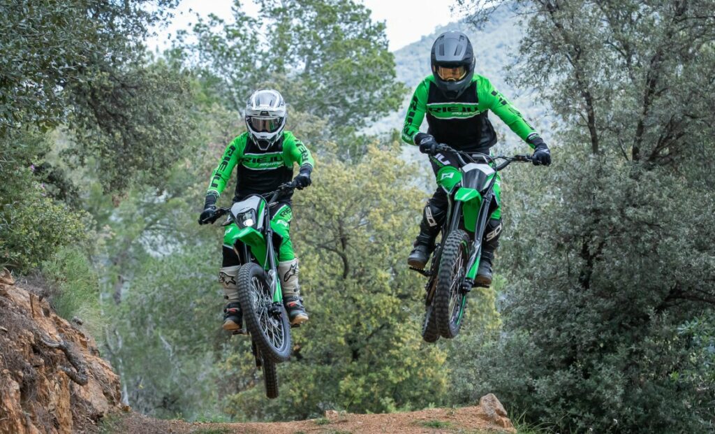 שני רוכבי אופנוע באוויר עם ריאחו e-Tango