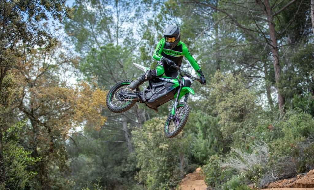 רוכב אופנוע באוויר עם ריאחו E-Tango