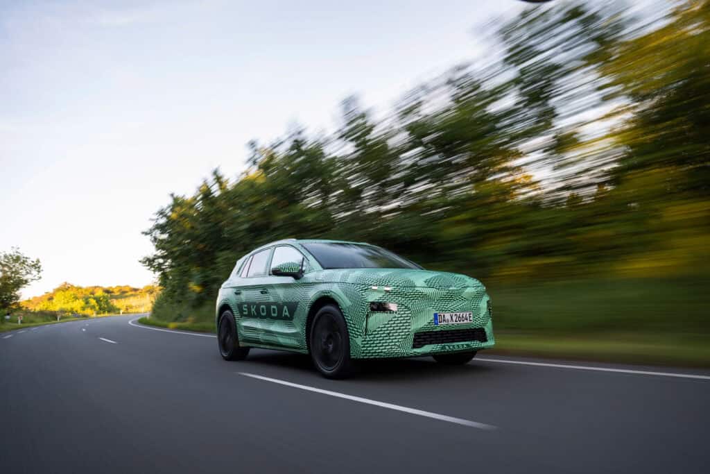 סקודה אלרוק בנסיעה על כביש ועם מדבקת הסוואה