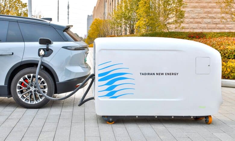 רובוט טעינה של תדיראן מחובר לרכב חשמלי