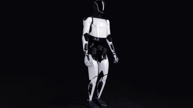 הדור השני של הרובוט של טסלה, עם גוף לבן ושחור והכיתוב Tesla