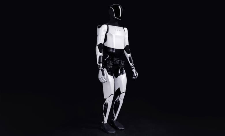 הדור השני של הרובוט של טסלה, עם גוף לבן ושחור והכיתוב Tesla