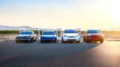 ארבעה רכבי טסלה בעמדת טעינה