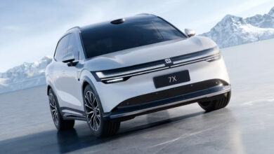 מבט קדמי על רכב הפנאי החשמלי זיקר 7X