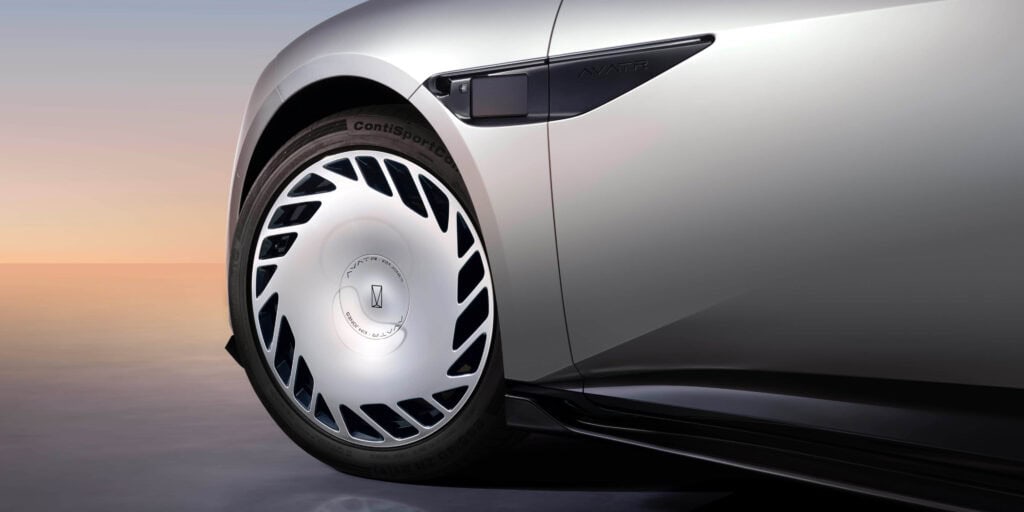 הגלגל הקדמי של אוואטר 012