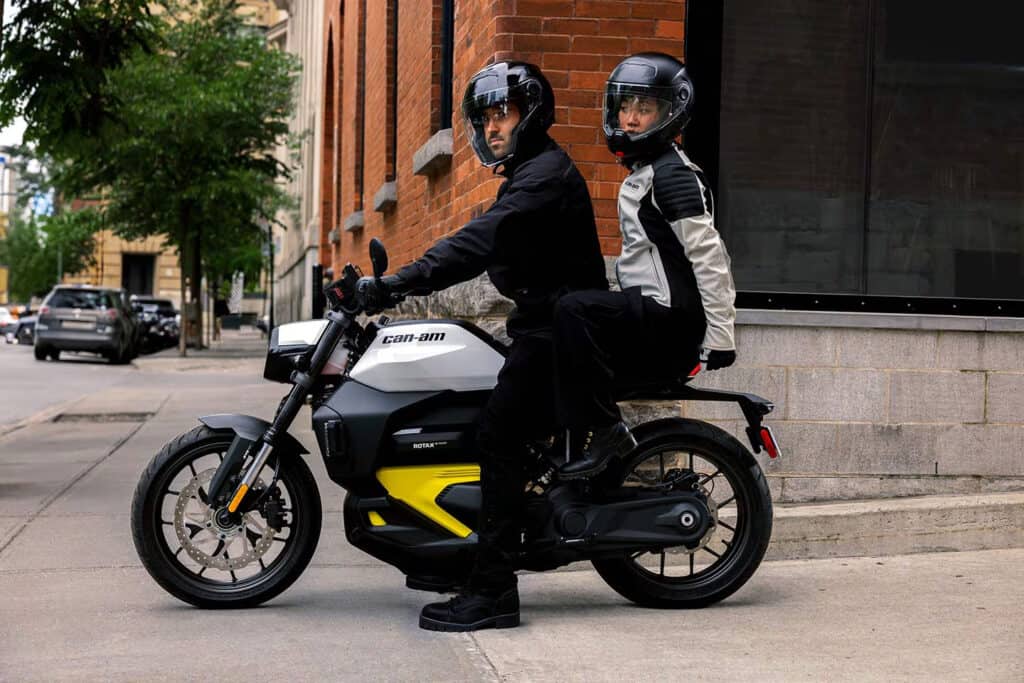 שני אנשים רוכבים על האופנוע החשמלי קאן-אם פולס