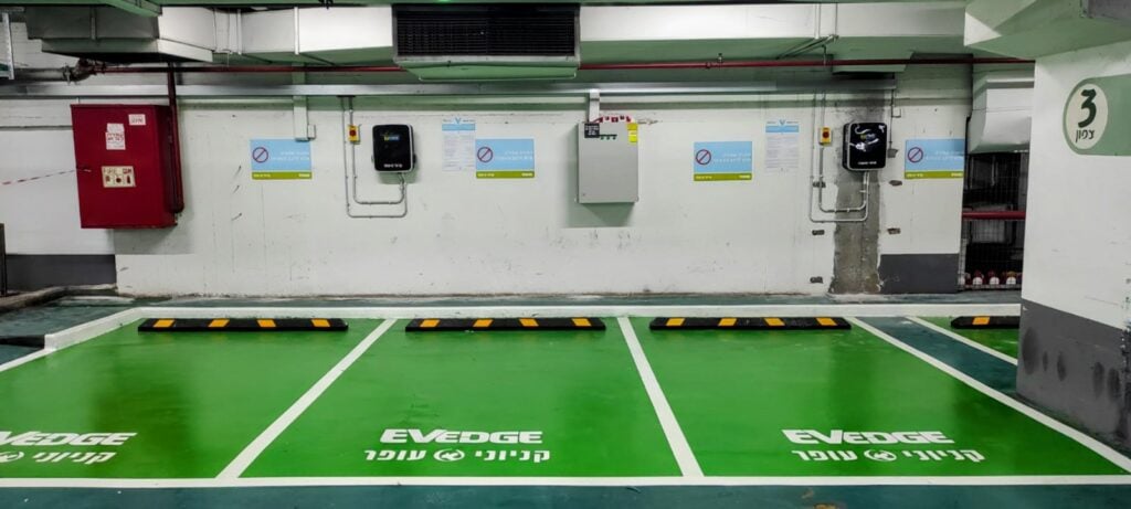 עמדות טעינה לרכב חשמלי של חברת EV Edge בקניון עופר השרון