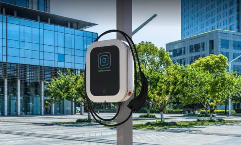 עמדת טעינה לרכב חשמלי DC to DC המורכבת על עמוד של חברת Enteligent