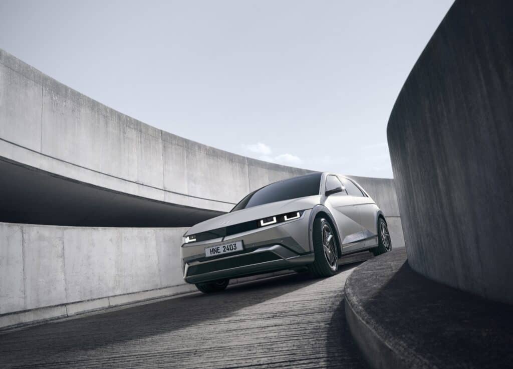 יונדאי איוניק 5 בירידה אל חניון תת קרקעי