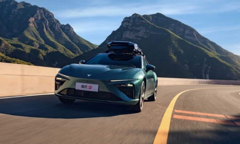 מבט קדמי על גרסת סטיישן של הרכב החשמלי נטע S בנסיעה בכביש