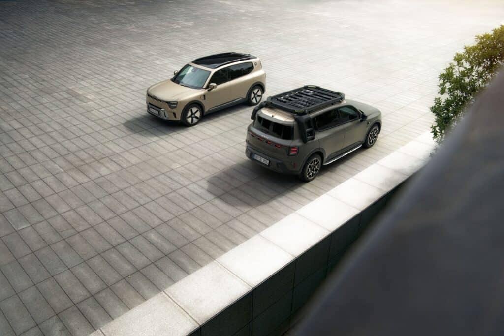 שני רכבי סמארט #5 חשמליים עומדים זה לצד זה