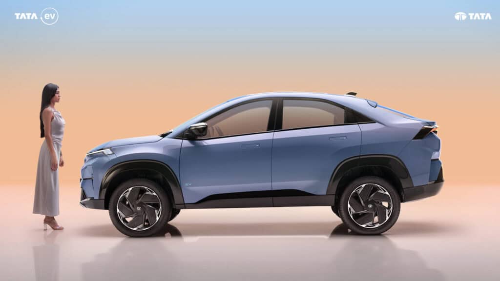 מבט צד על טאטא קורבב חשמלי