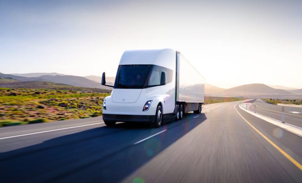 טסלה סמי, משאית חשמלית לבנה בנסיעה על כביש מהיר