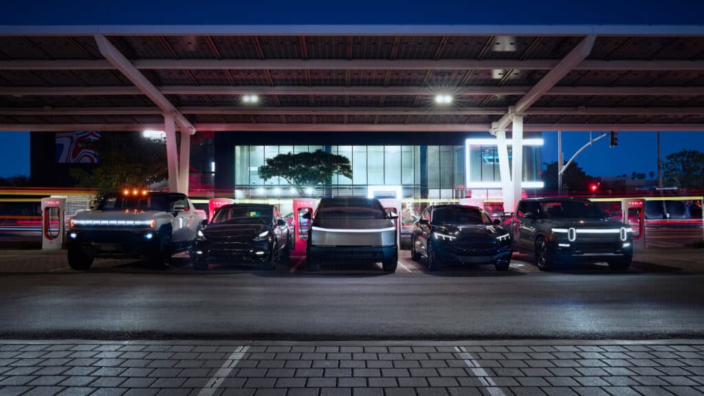 רכבים חשמליים מסוגים שונים מחוברים לרשת תחנות הטעינה של טסלה